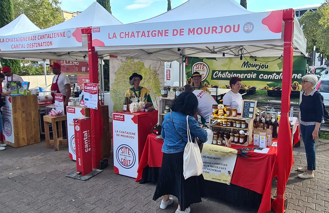 Le stand de la châtaigne de Mourjou en 2023 à Lyon.