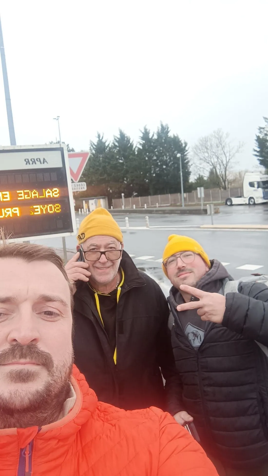 Les militants de la Coordination rurale après leur sortie de garde à vue le 8 janvier 2026.