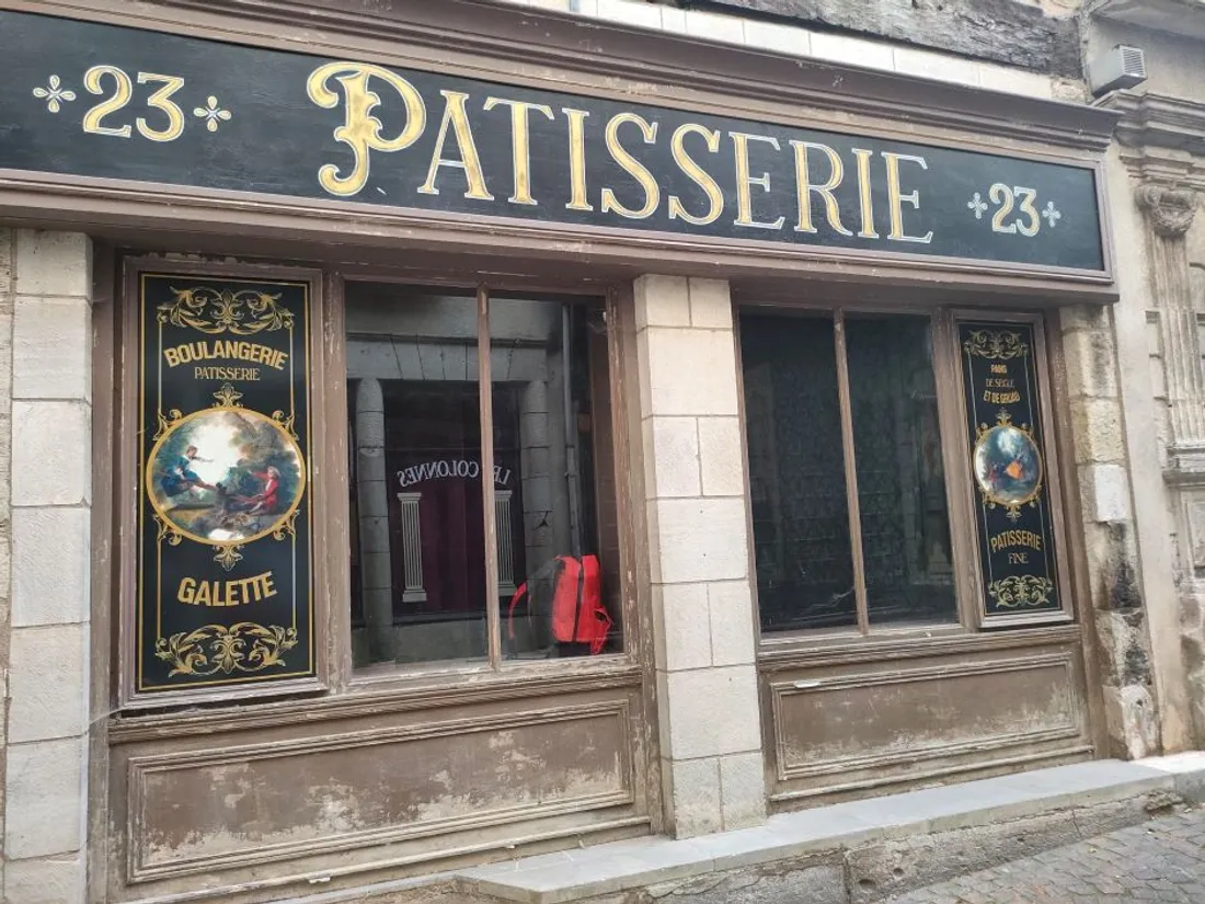 Le travail des décorateurs de Netflix est encore visible sur des devantures.