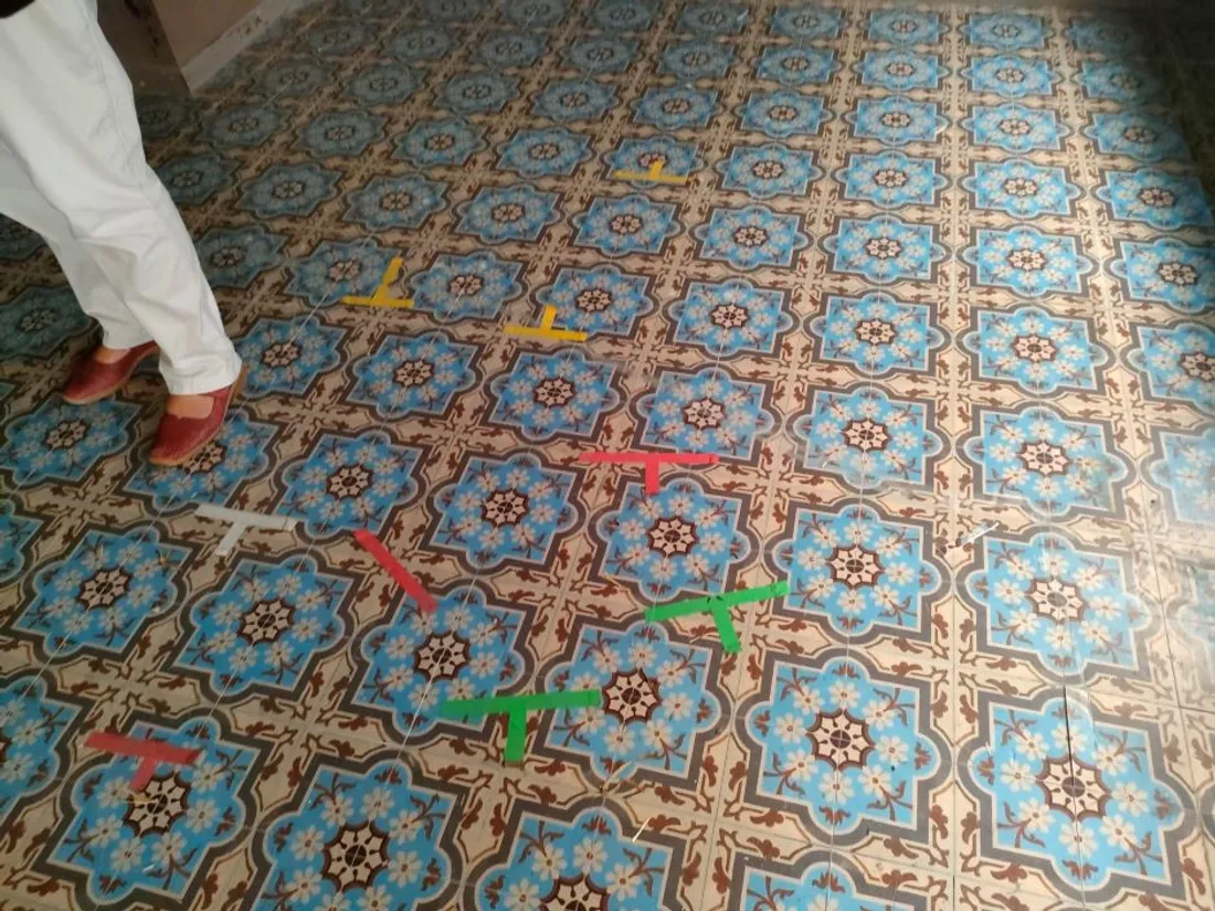 Dans le décor de la boulangerie, les marques utilisées pour les déplacements des acteurs.