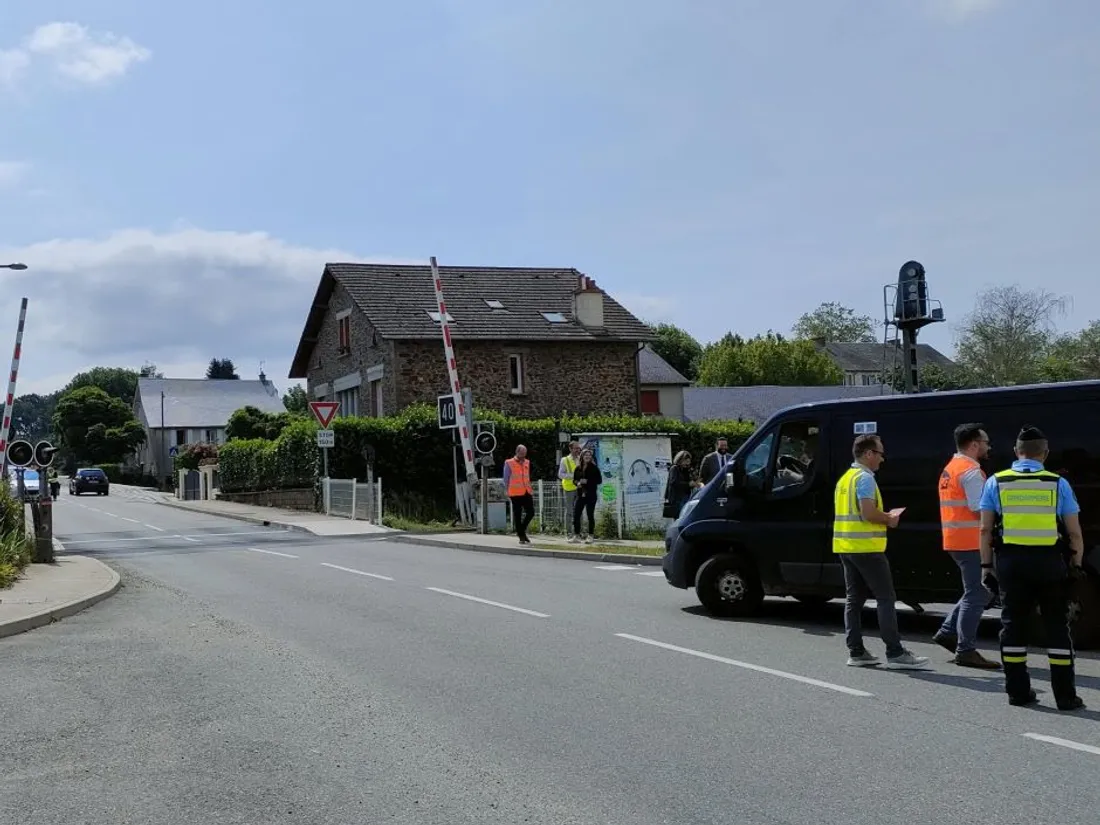 Opération de sensibilisation aux abords d'un passage à niveau à Naucelle-Gare (Aveyron)