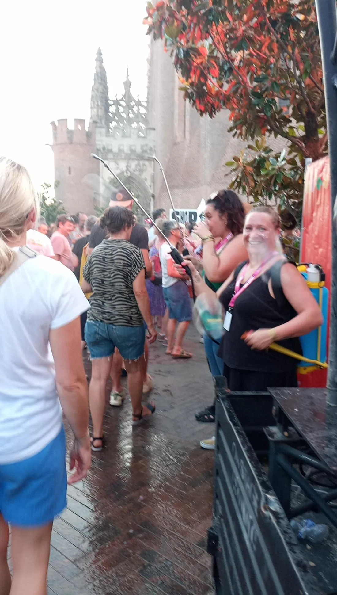 Des dispostifs d'arrosage lors de l'éditon 2025 du festival Pause guitare.