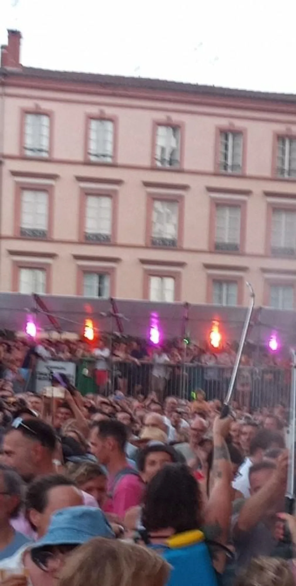 Les festivaliers arrosés par les bénévoles du festival Pause guitare.