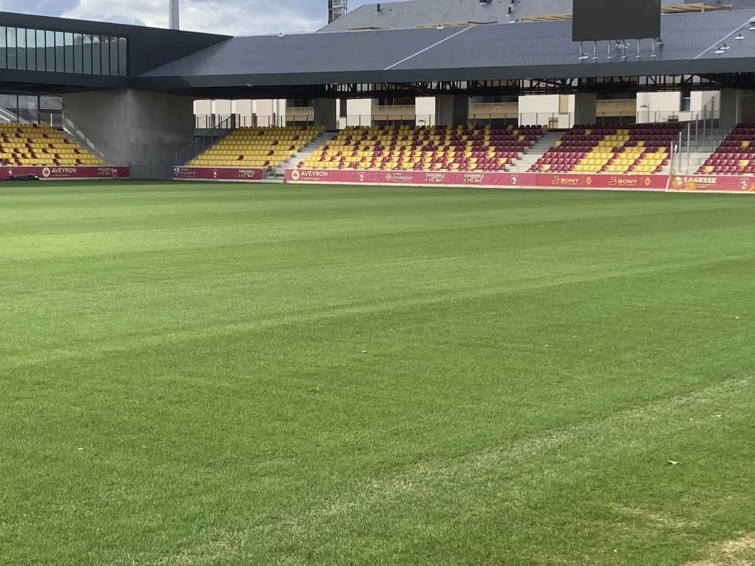 Pelouse du stade Paul-Lignon à Rodez (Aveyron) le 25 août 2026 avant un match de Ligue 2.
