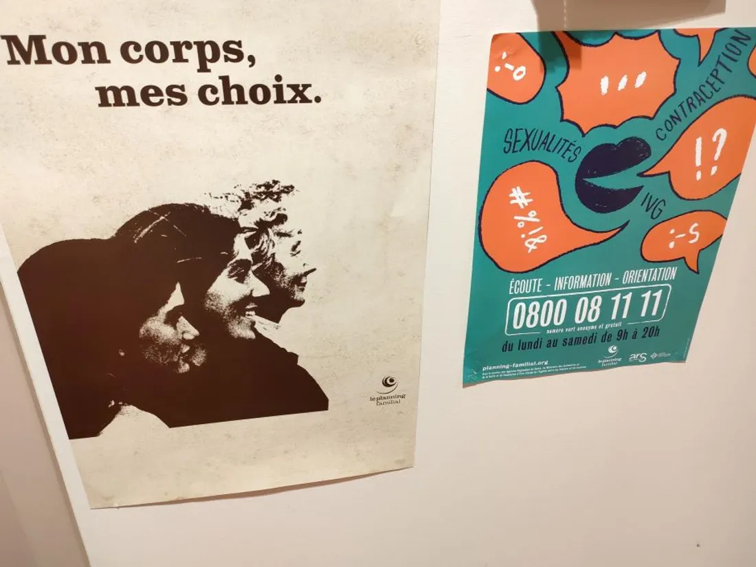 Affiches à l'entrée du planning familial de l'Aveyron.