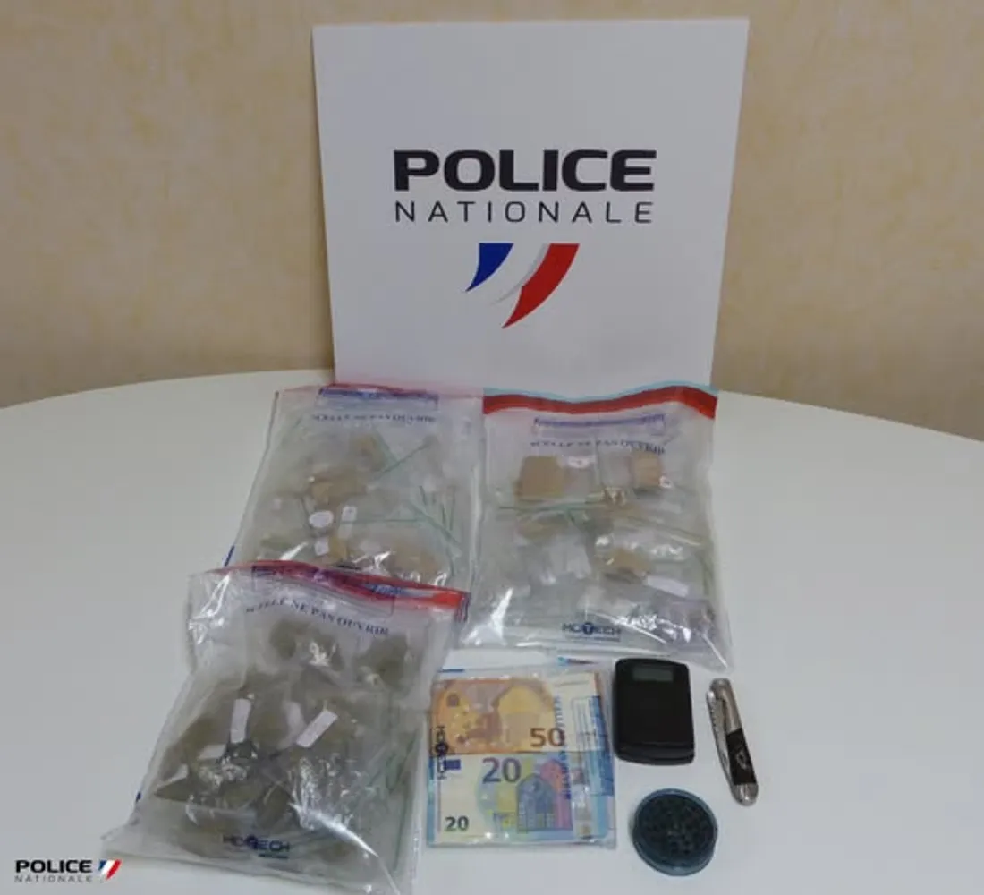 Photo de la police nationale de l'Aveyron après une perquisition à Millau. Drogue et billets.