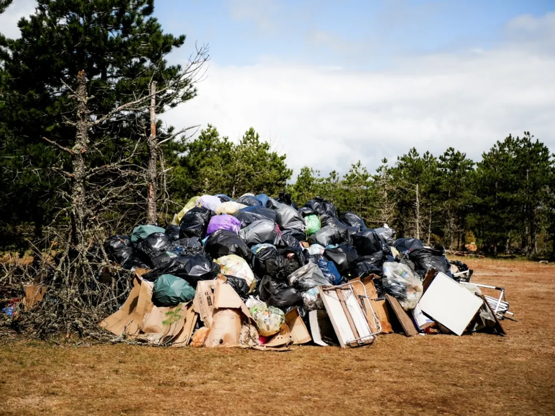 Déchets après la rave party du Larzac le 17 avril