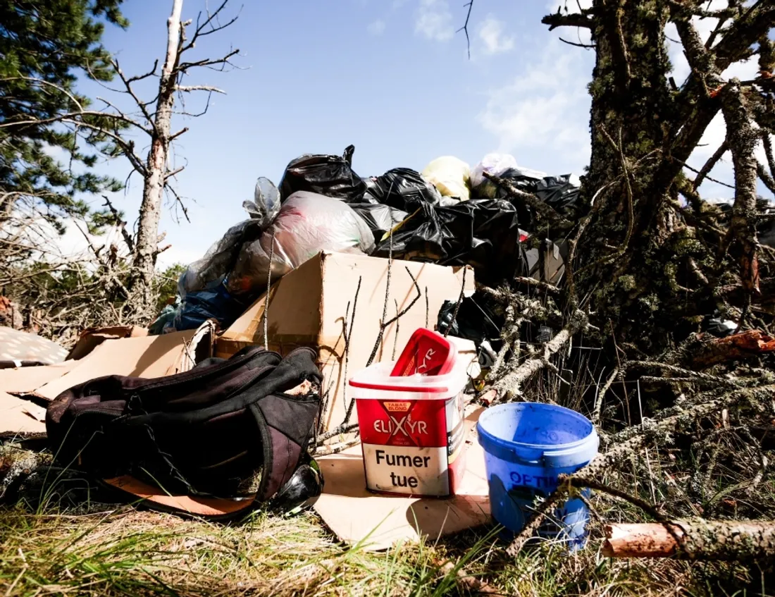 Déchets après la rave party du Larzac le 17 avril