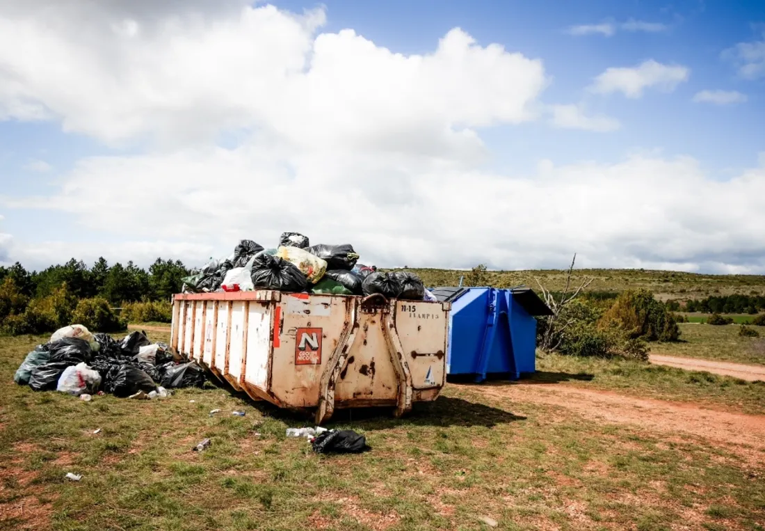 Bennes à l'entrée du site de la rave party du Larzac le 17 avril