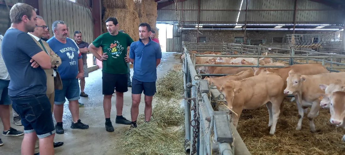 Visite de Vincent Roberti préfet du tarn-et-Garonne dans une ferme pour dénoncer l'agribasching
