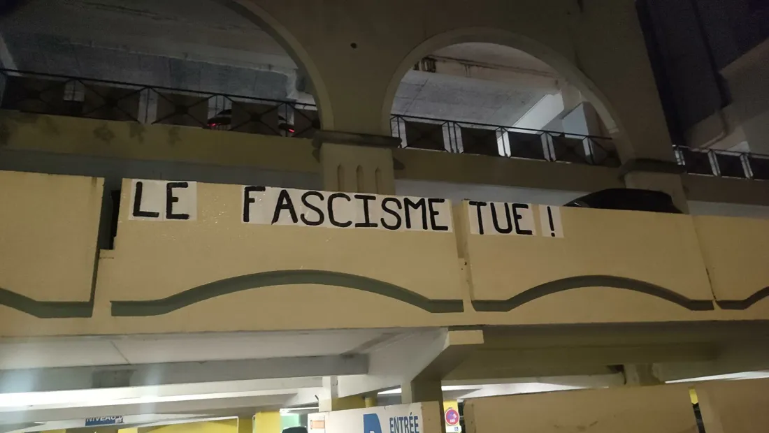 Le message a été collé à l'endroit même où ont été découvertes les inscriptions racistes la veille