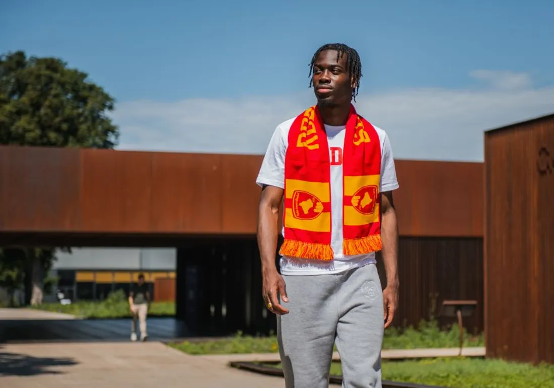 Le milieu de terrain du RAF Derek Mazou-Sacko