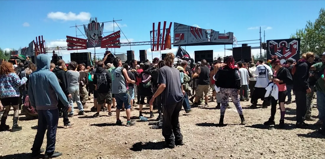 9 000 personnes sont installés sur 20 ha de champs à Chasseradès. 