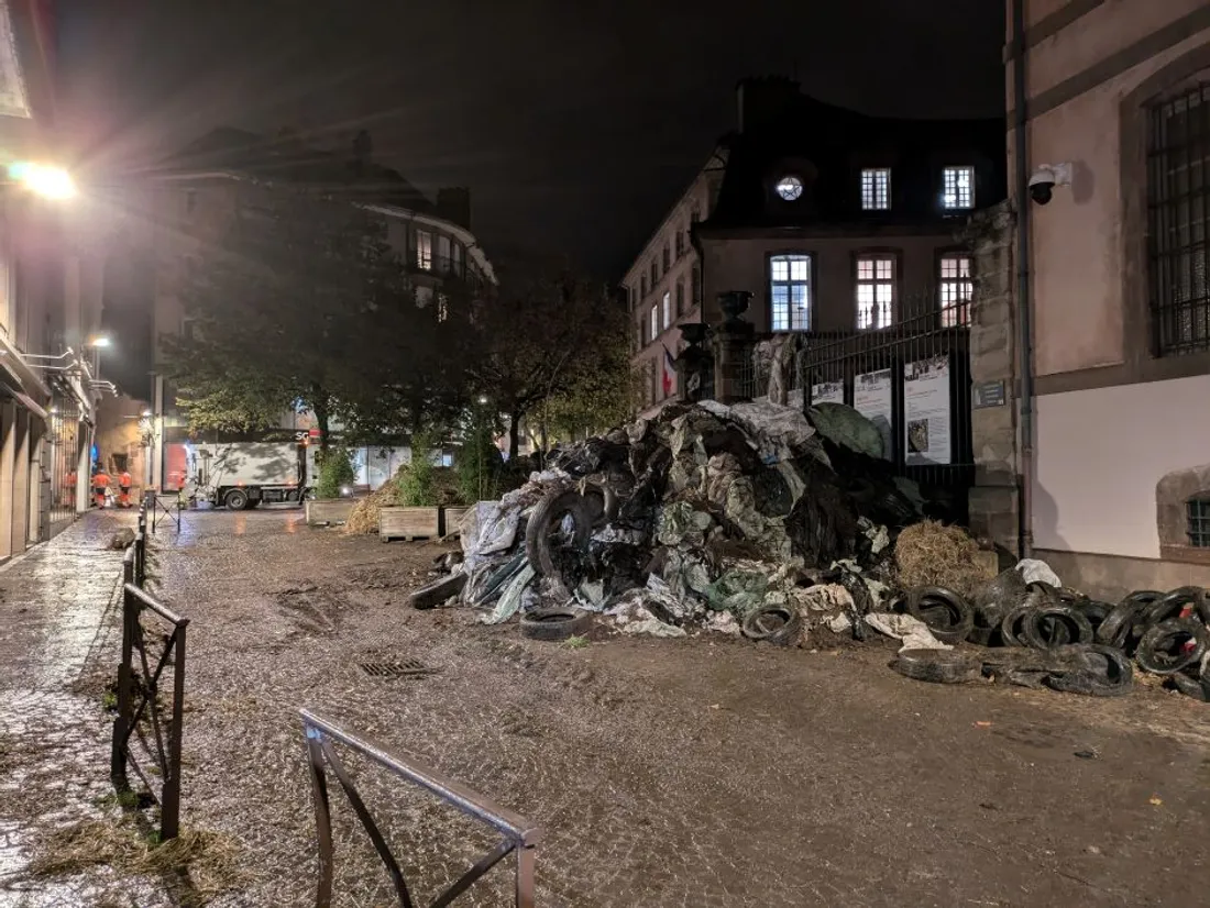 Les abords de la préfecture de Rodez (Aveyron) après une action de la Coordination rurale.