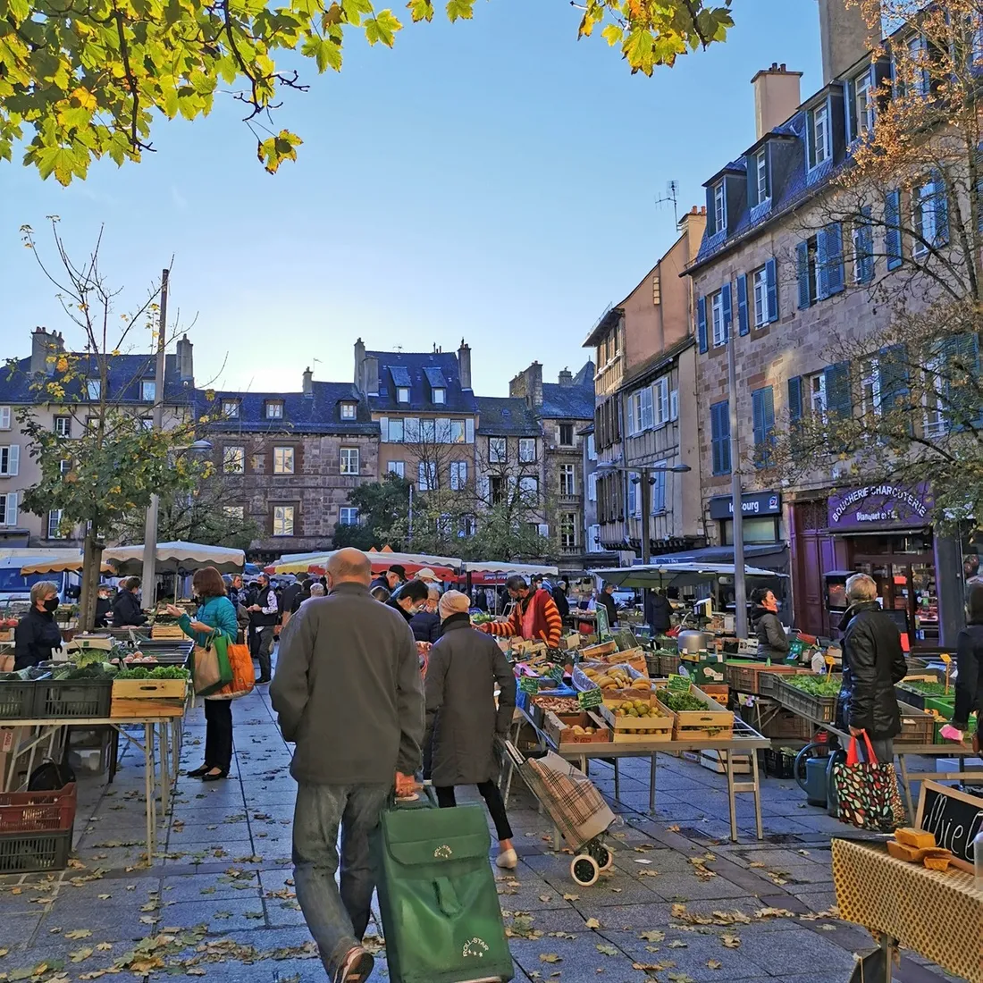 Le marché sur la place du Bourg à Rodez (Aveyron)