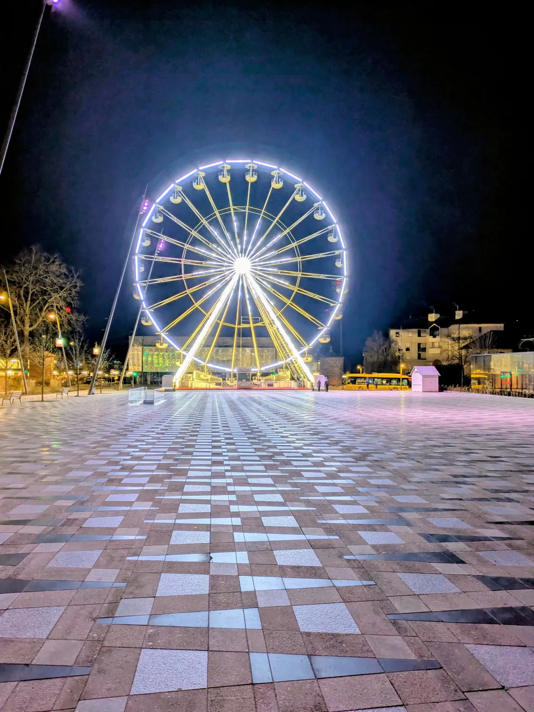 C'est la nouveauté à Rodez : une grande roue a été installée place des ruthènes pour Noël.  