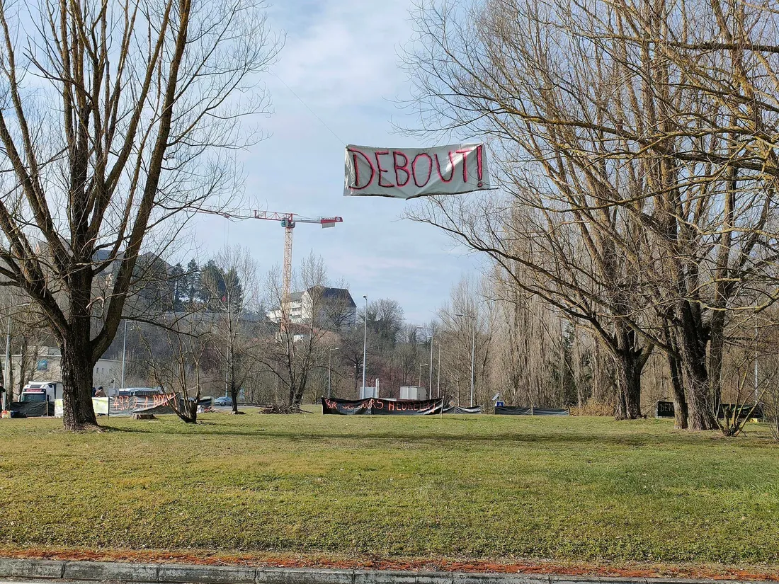 Une banderole contre la réforme des retraites au rond-point de la Gineste, à Rodez (Aveyron)