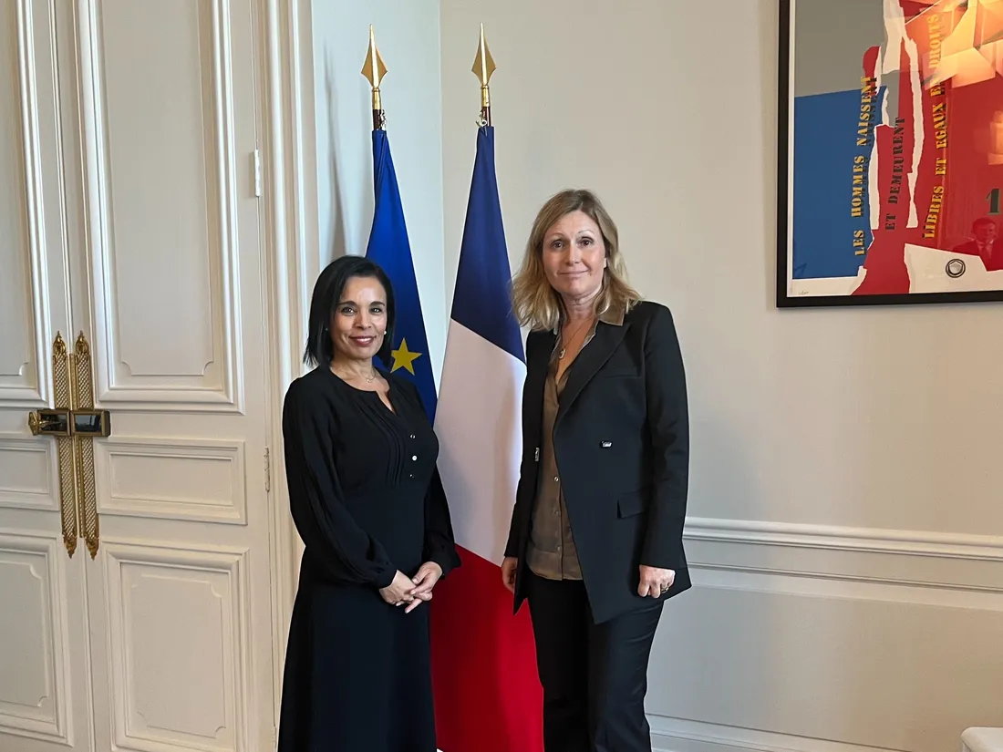 Salima Saa et la présidente de l'Assemblée nationale Yaël Braun-Pivet.
