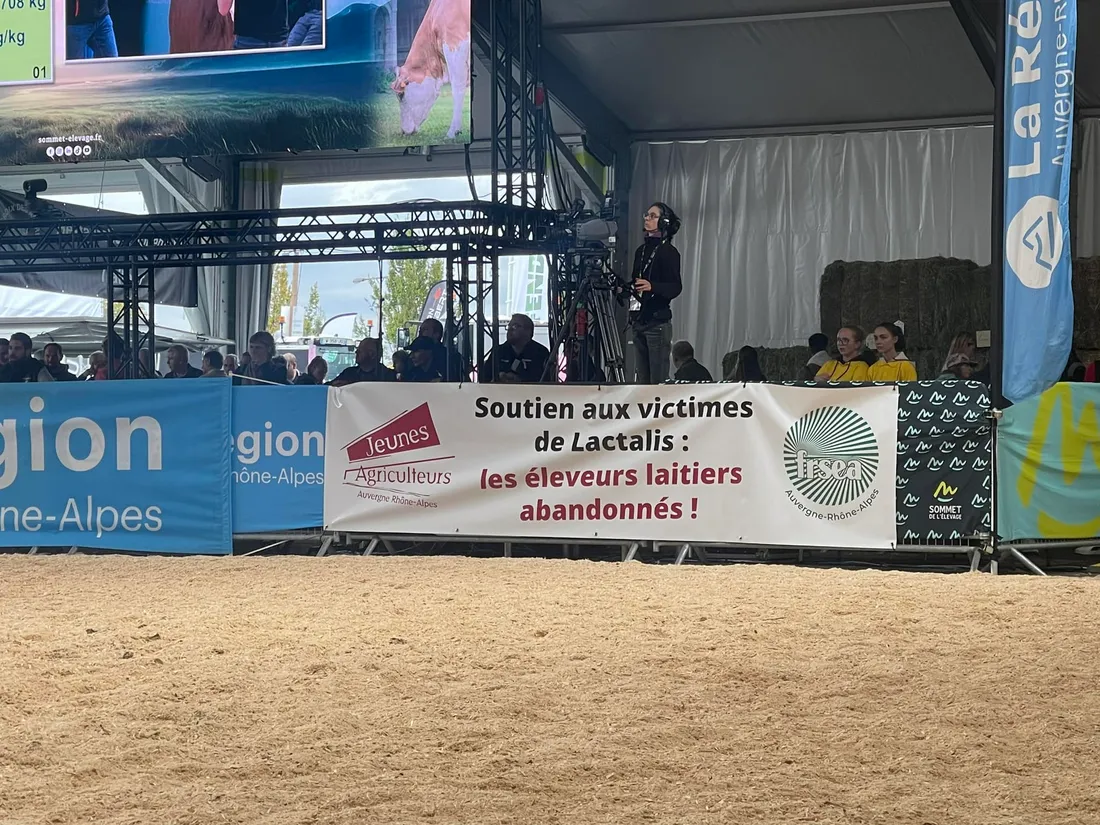 Banderole au sommet de l'élevage le 1er octobre 2024.