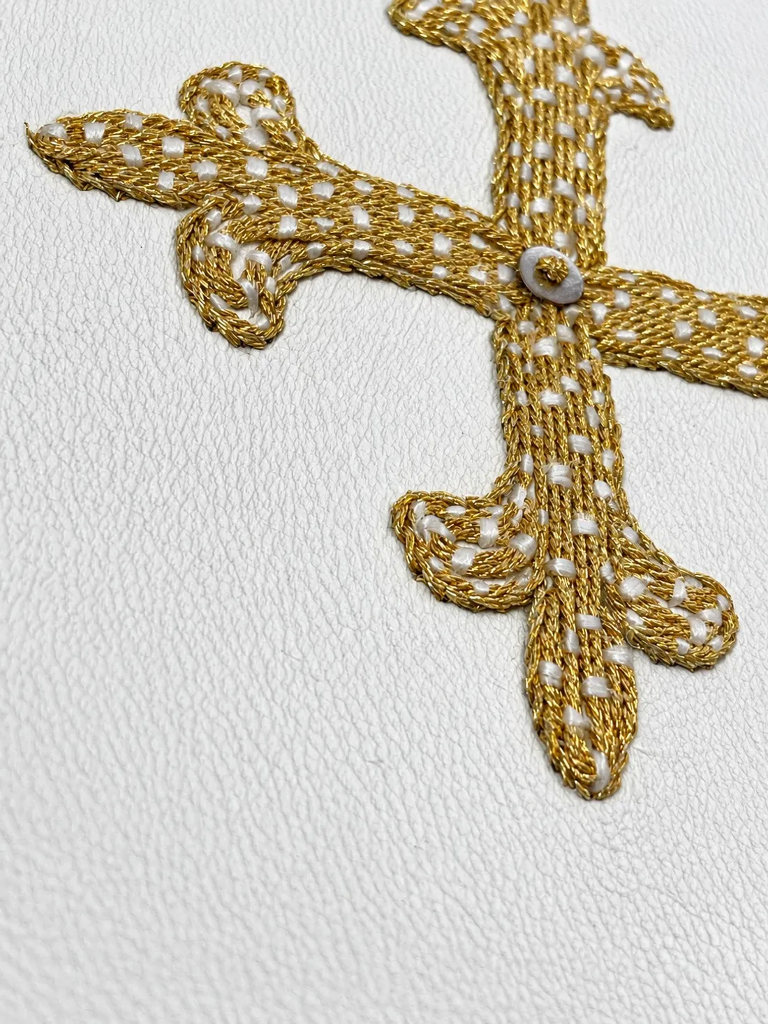 Millau signe une paire de gants pour le pape Léon XIV grâce au savoir-faire de la Maison Fabre. 