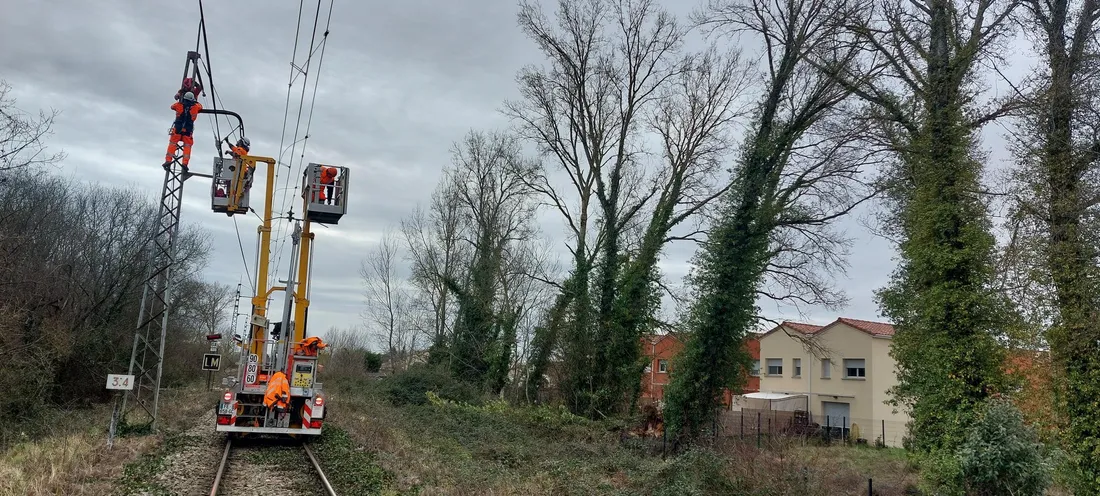 Travail sur les lignes SNCf après le passage de la tempête Nils en février 2026.