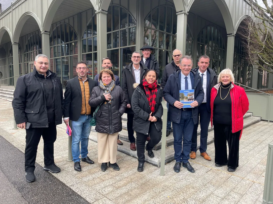 Christian Teyssedre et une partie de ses colistiers le 30 janvier 2026 à Rodez (Aveyron)