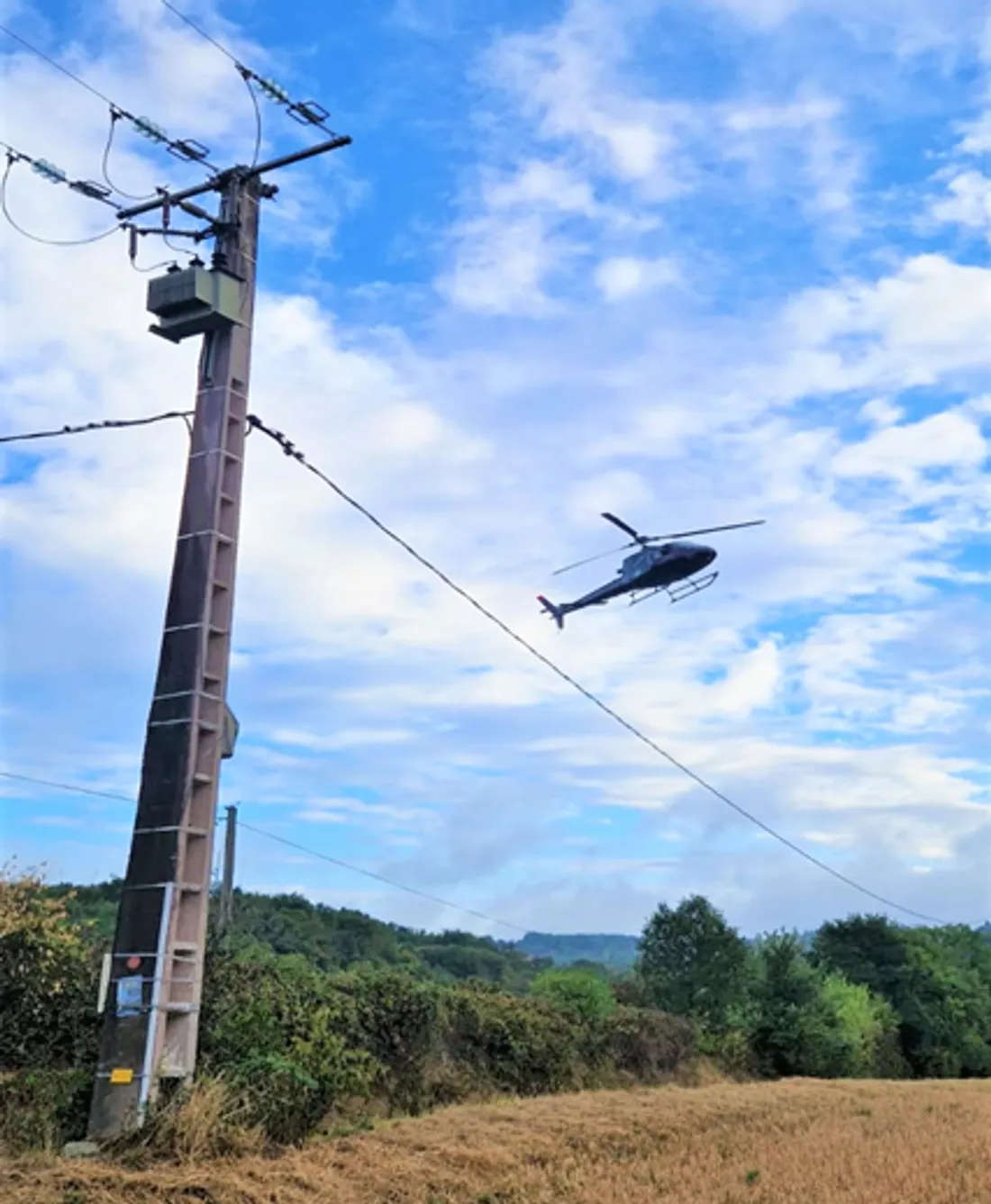 Surveillance du réseau électrique par un hélicoptère.