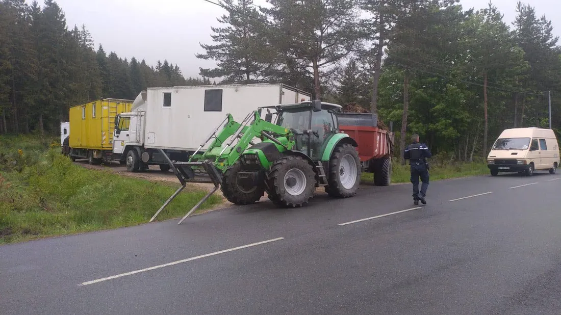 Un tracteur fait barrage pour empecher la rave party de s'installer 