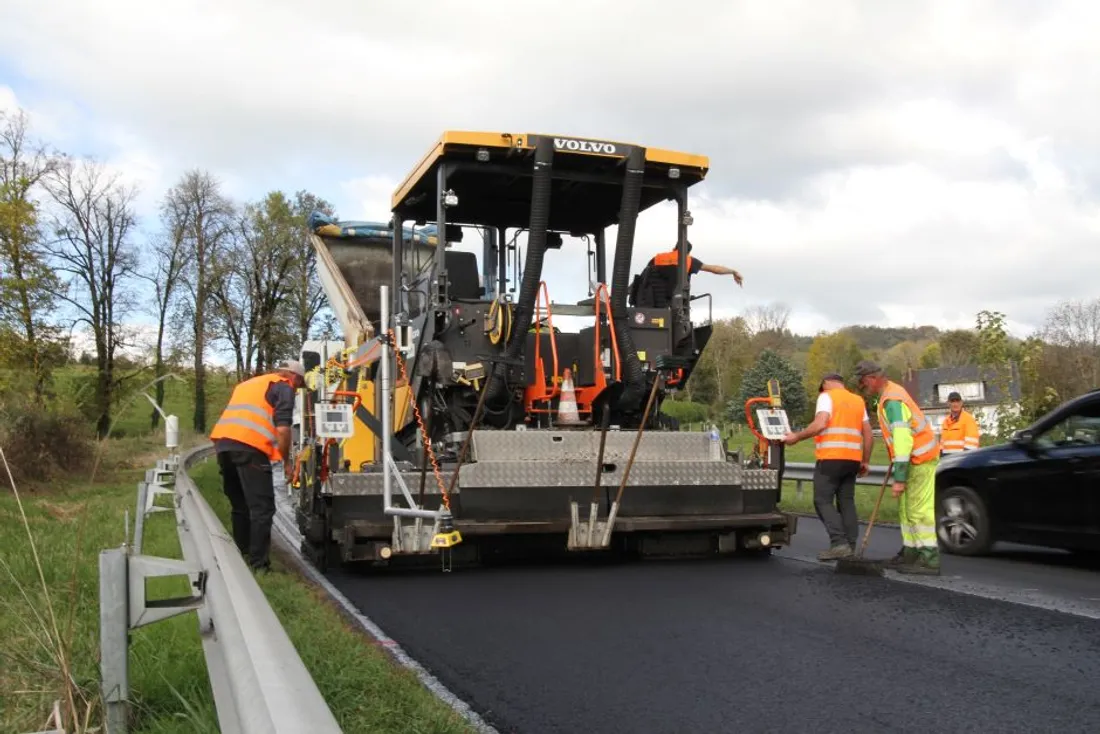 Travaux sur les routes du Cantal avec une reprise de chaussée
