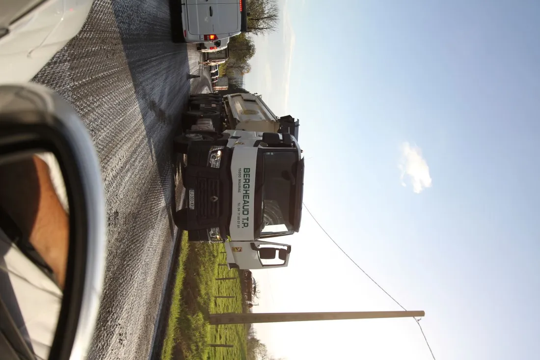 Travaux sur les routes du Cantal avec une reprise de chaussée