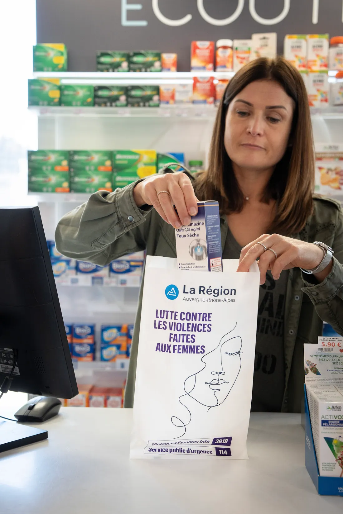 Les sacs en papier contiennent les numéros d'urgence pour aider les victimes de violences.