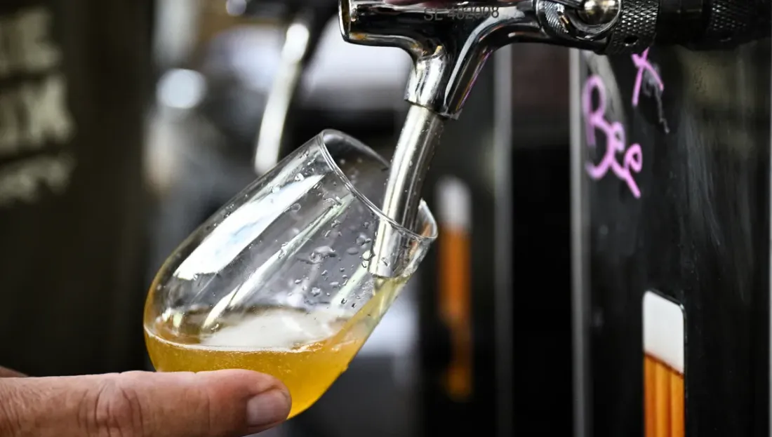 Alcool à l'Assemblée nationale : un rapport préconise son interdiction à la buvette