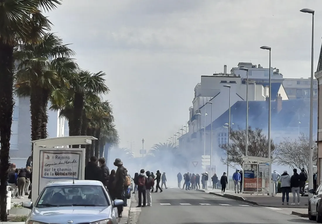 Nuage de gaz lacrymogène place des 4 Z'Horloges