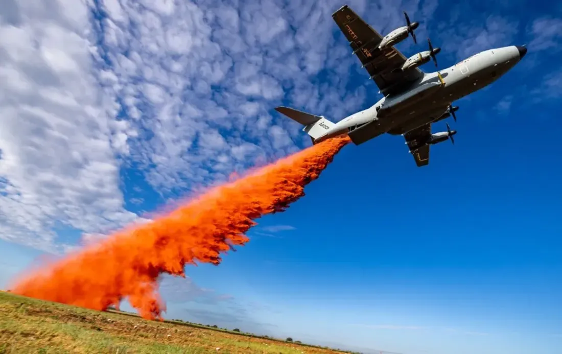 A400 M qui largue du retardant