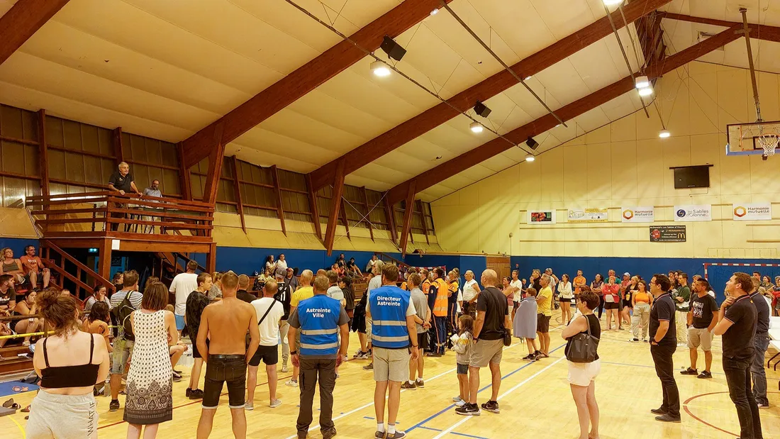 Les personnes évacuées ont été accueillies dans un gymnase de la ville