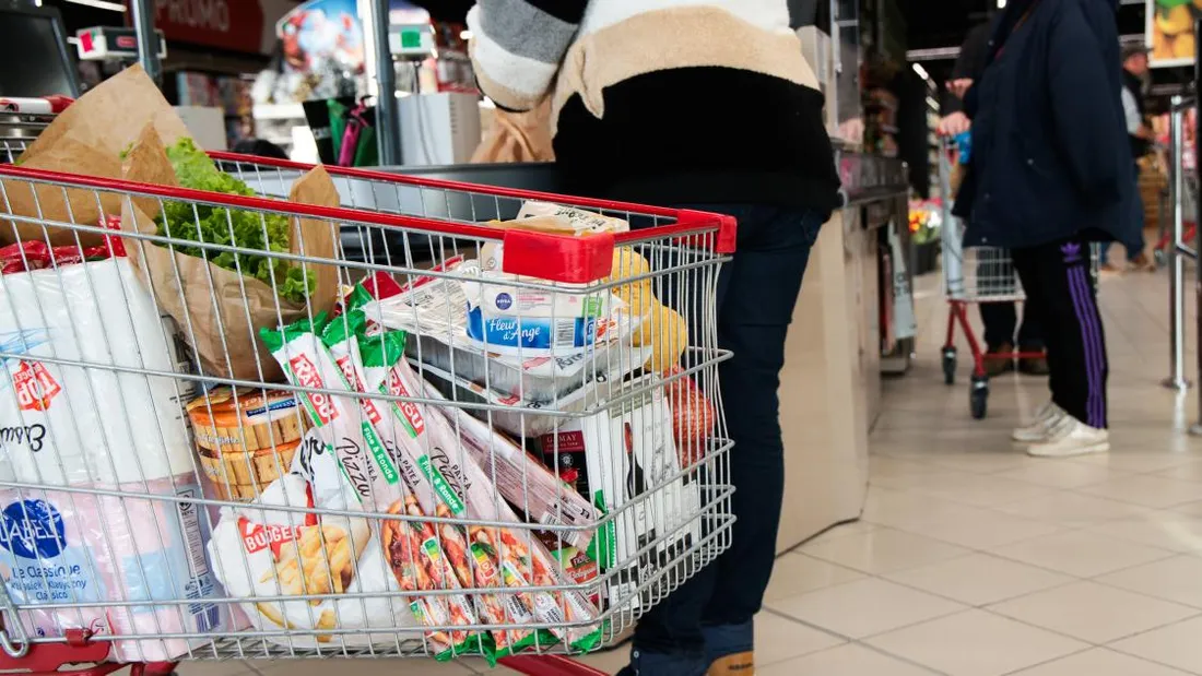 Un chariot dans un supermarché