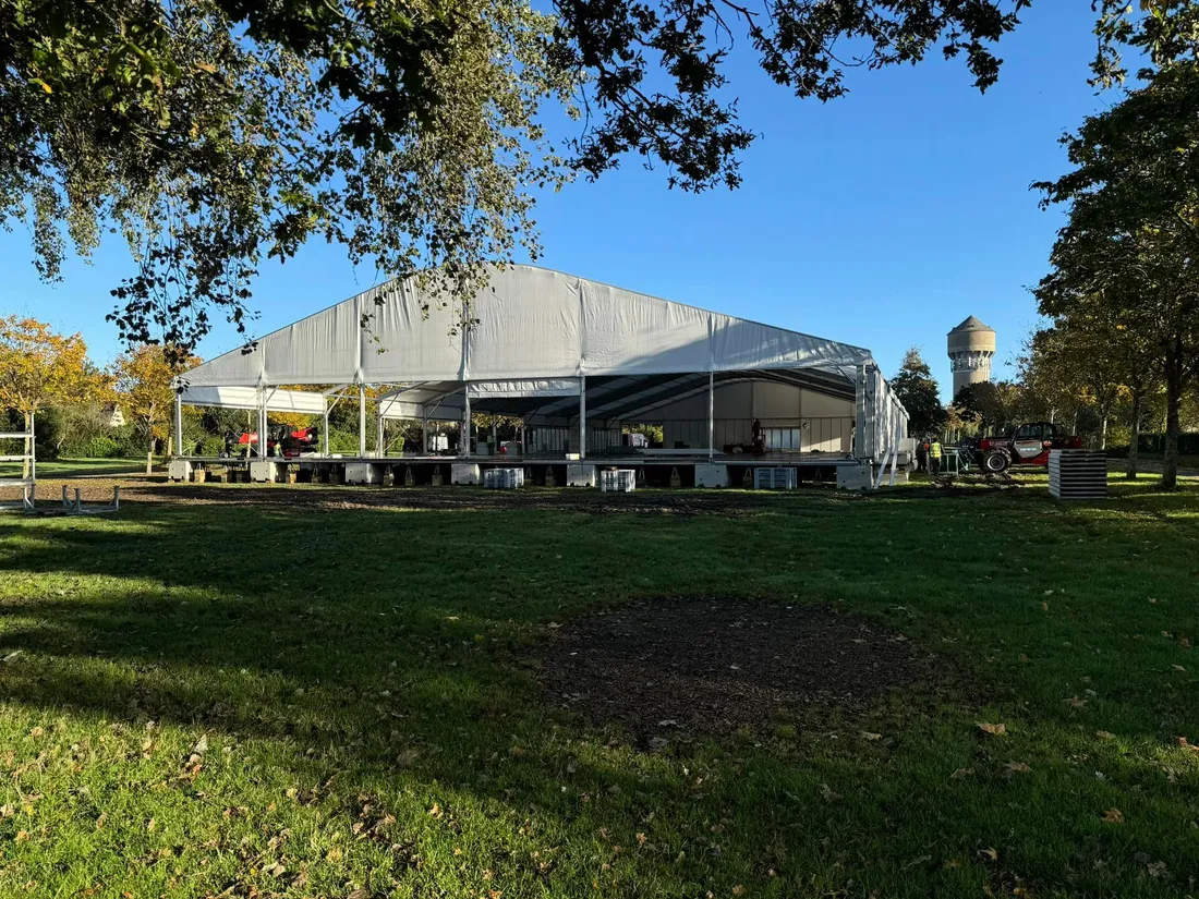 Le chapiteau du Salon de l'Habitat de Guérande 2024 en construction