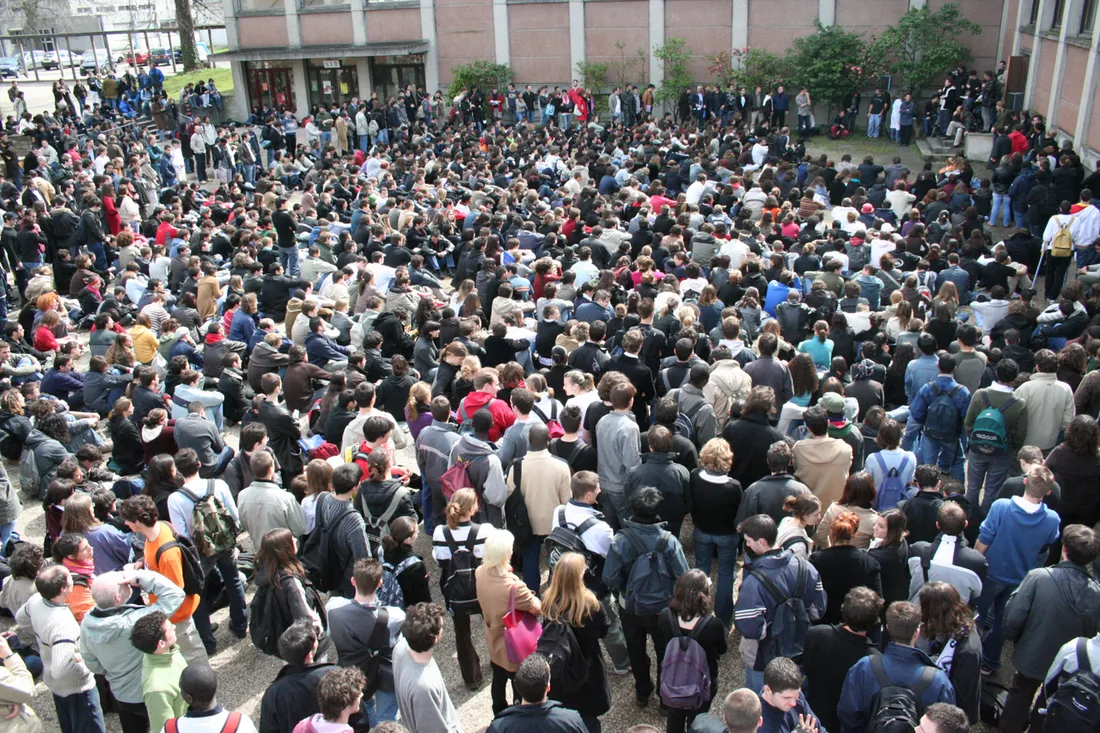Illustration : Scène de mobilisation étudiante dans les rues.