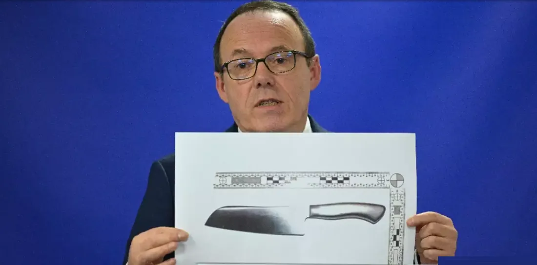 Le procureur de Rennes Philippe Astruc montre une reproduction du couteau utilisé