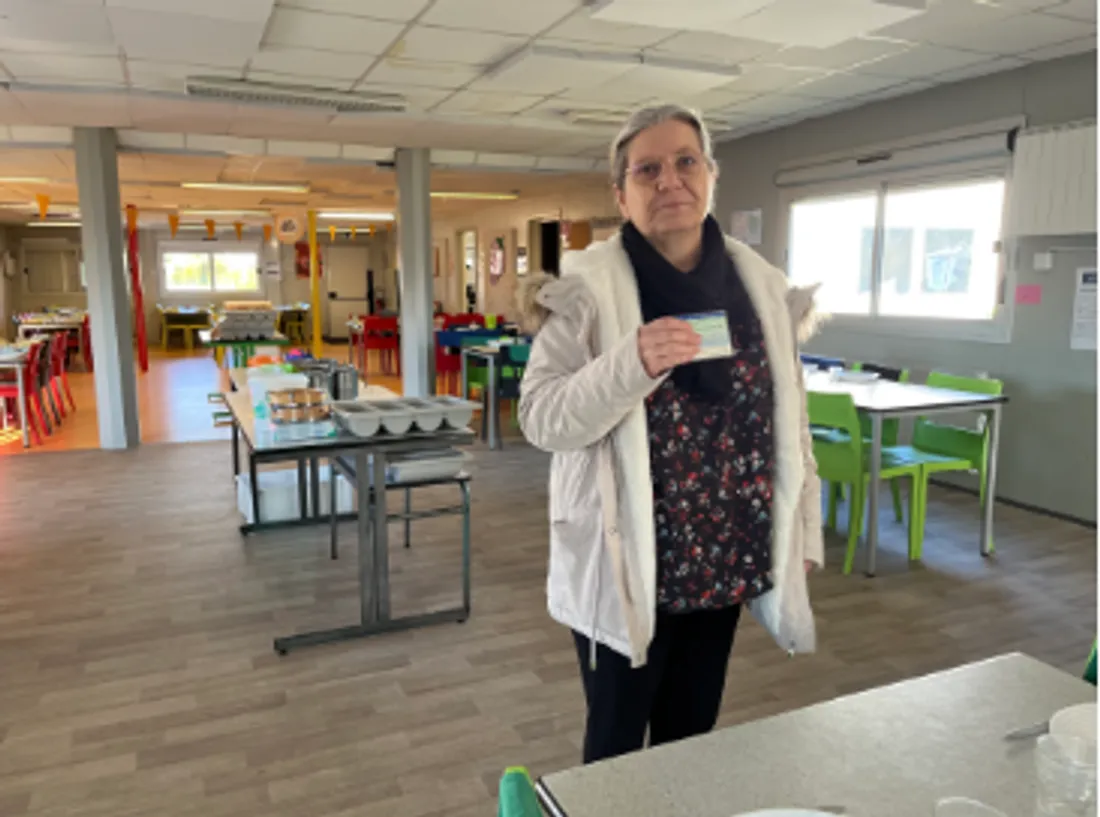 Chrystel avec sa carte d'identité