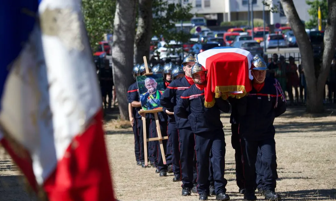 Le cercueil du capitaine Allaire porté par ses camarades