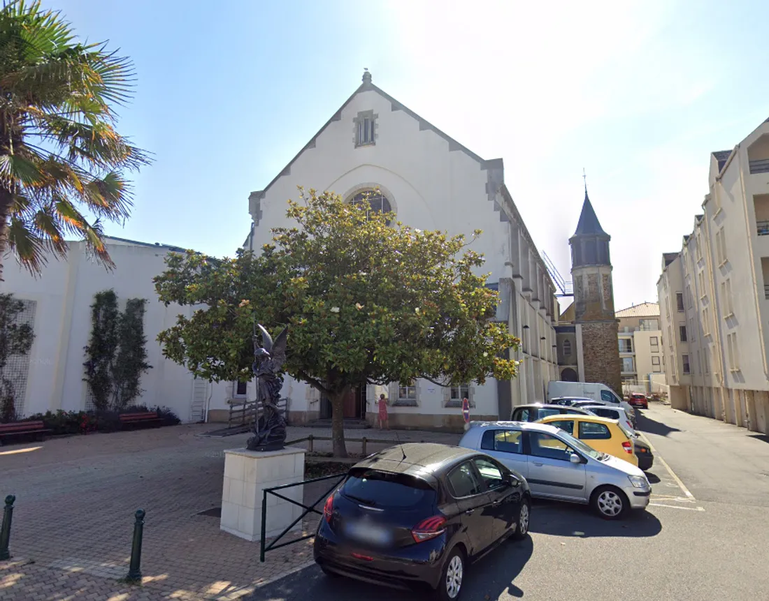 La statue de Saint-Michel, devant l'église aux Sables d'Olonne, capture d'écran