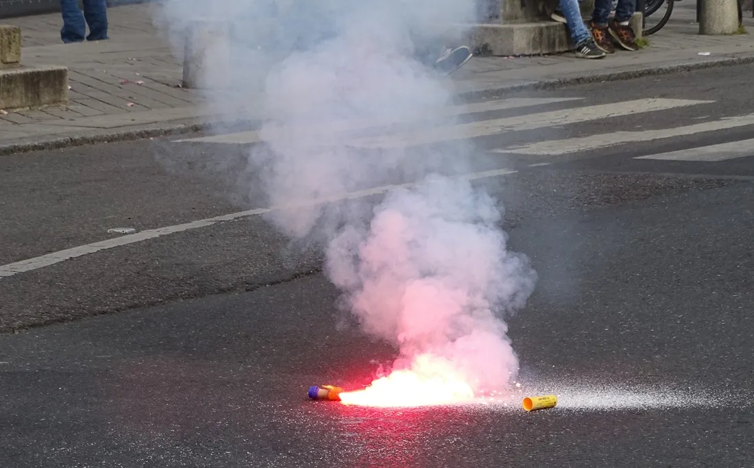Un fumigène lors d'une manifestation, illustration