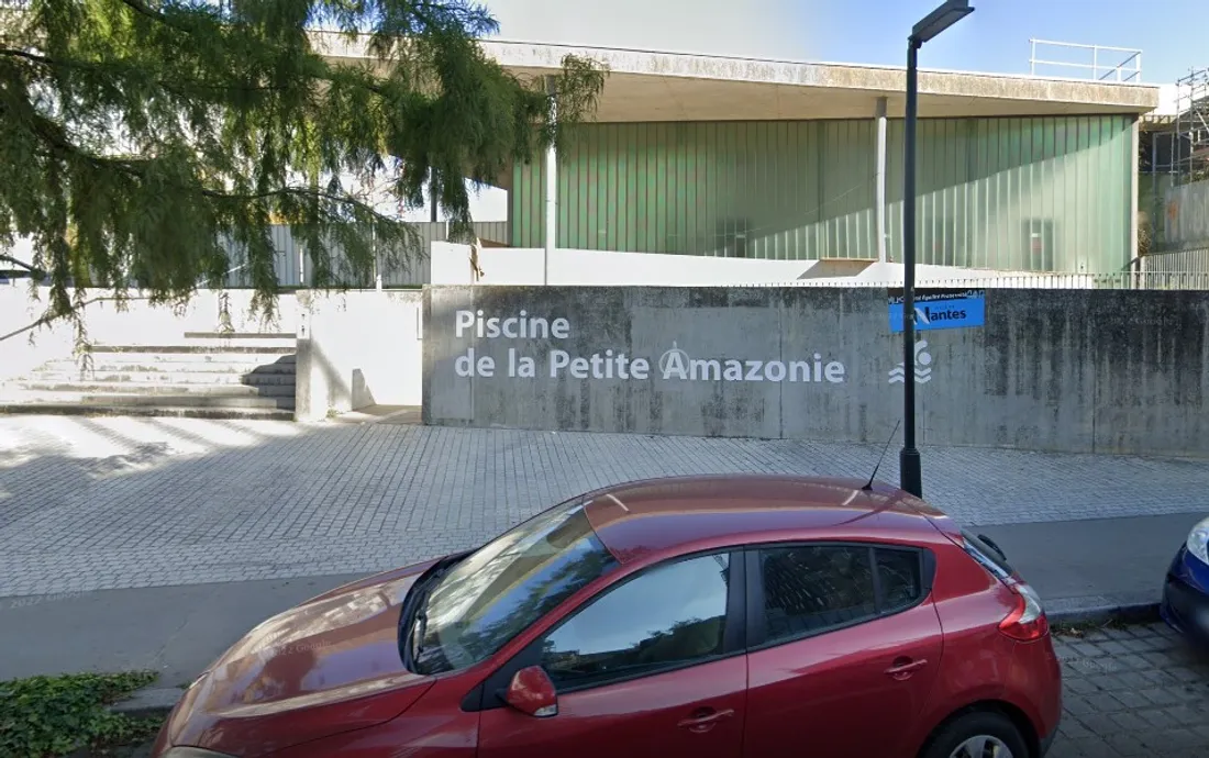 L'extérieur de la piscine, capture d'écran