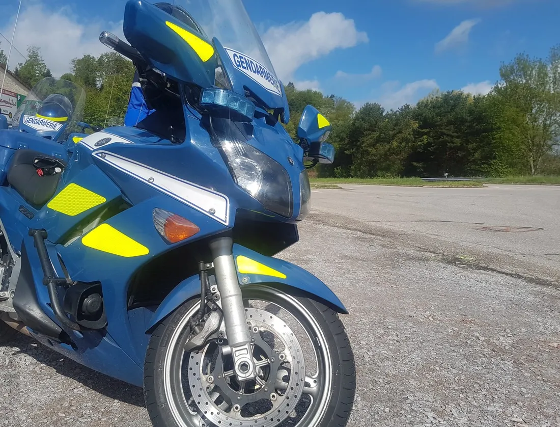 Une moto de gendarmerie lors d'un contrôle, illustration