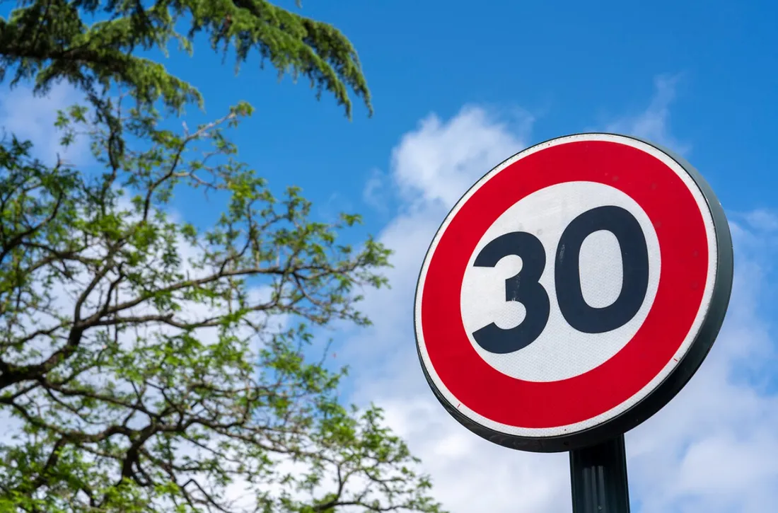Un panneau de limitation à 30km/h, illustration