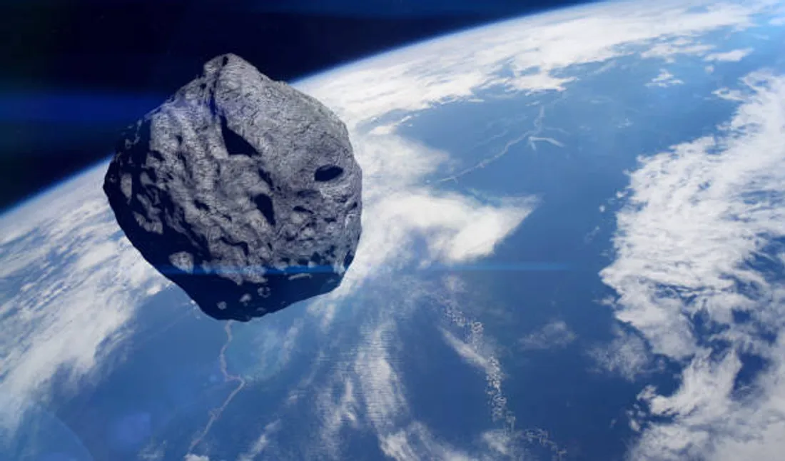 Astéroïde s’approchant de la planète Terre