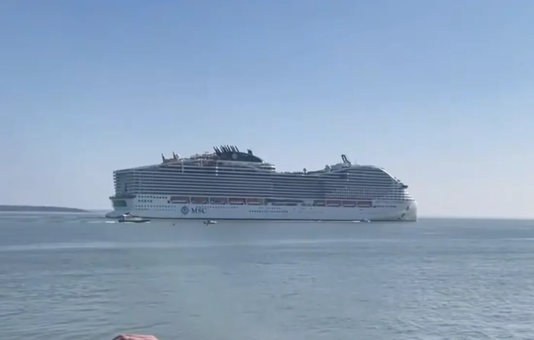 Un dernier salut depuis Saint-Nazaire - le MSC World America prend le large