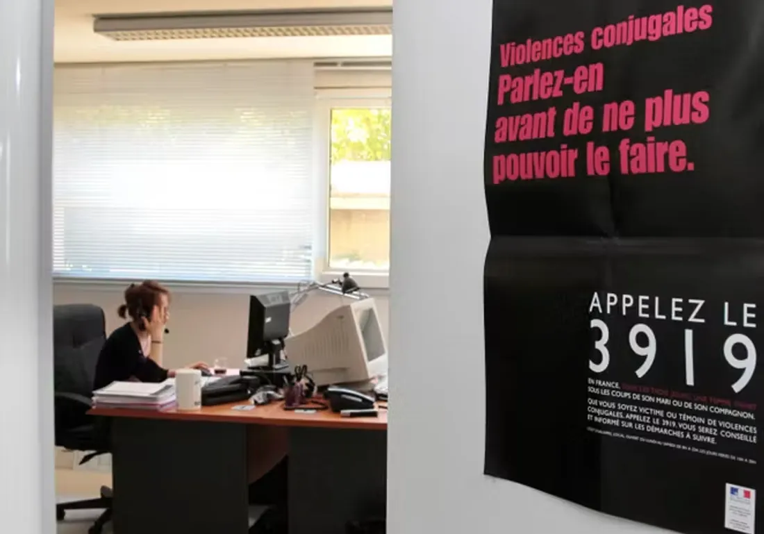 Une écoutante de la plateforme téléphonique du 3919