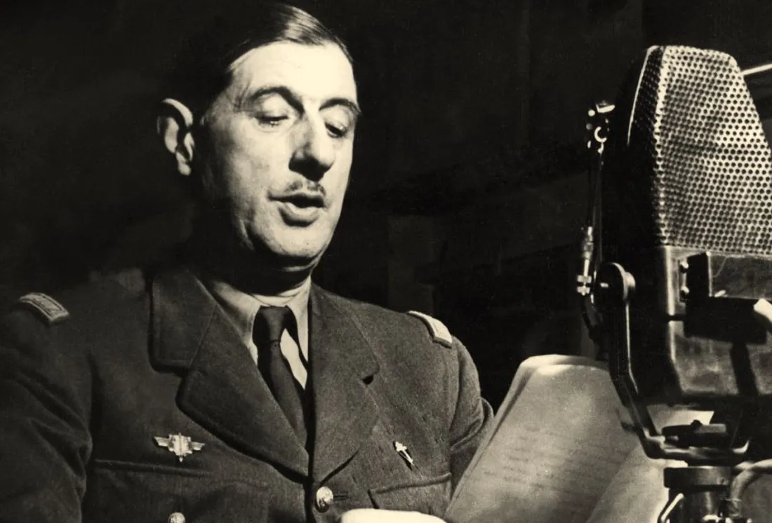 Le général Charles de Gaulle au micro de la BBC à Londres, 1941.